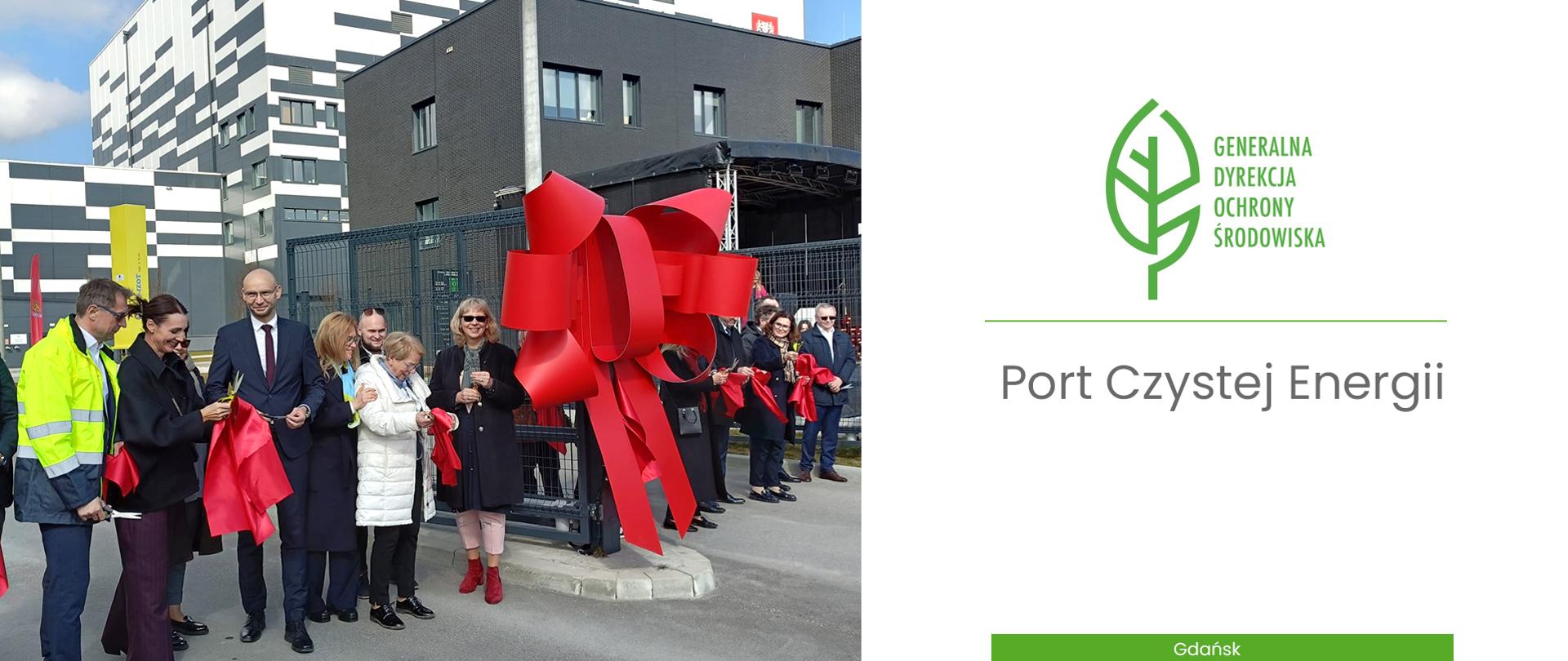 Grafika. Po lewej stronie zdjęcia. Na tle budynków stoi grupa osób, kobiet i mężczyzn. W centralnej części widać dużą czerwoną kokardę. Jedna z kobiet trzyma nożyczki i przeciętą czerwoną wstążkę. Po prawej stronie na białym tle logotyp Generalnej Dyrekcji Ochrony Środowiska (zielony liść) oraz napis pod spodem "Port Czystej Energii" oraz "Gdańsk".