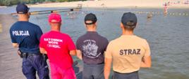 Patrol złożony z ratownika wodnego, dwóch strażaków i policjanta nad wodą