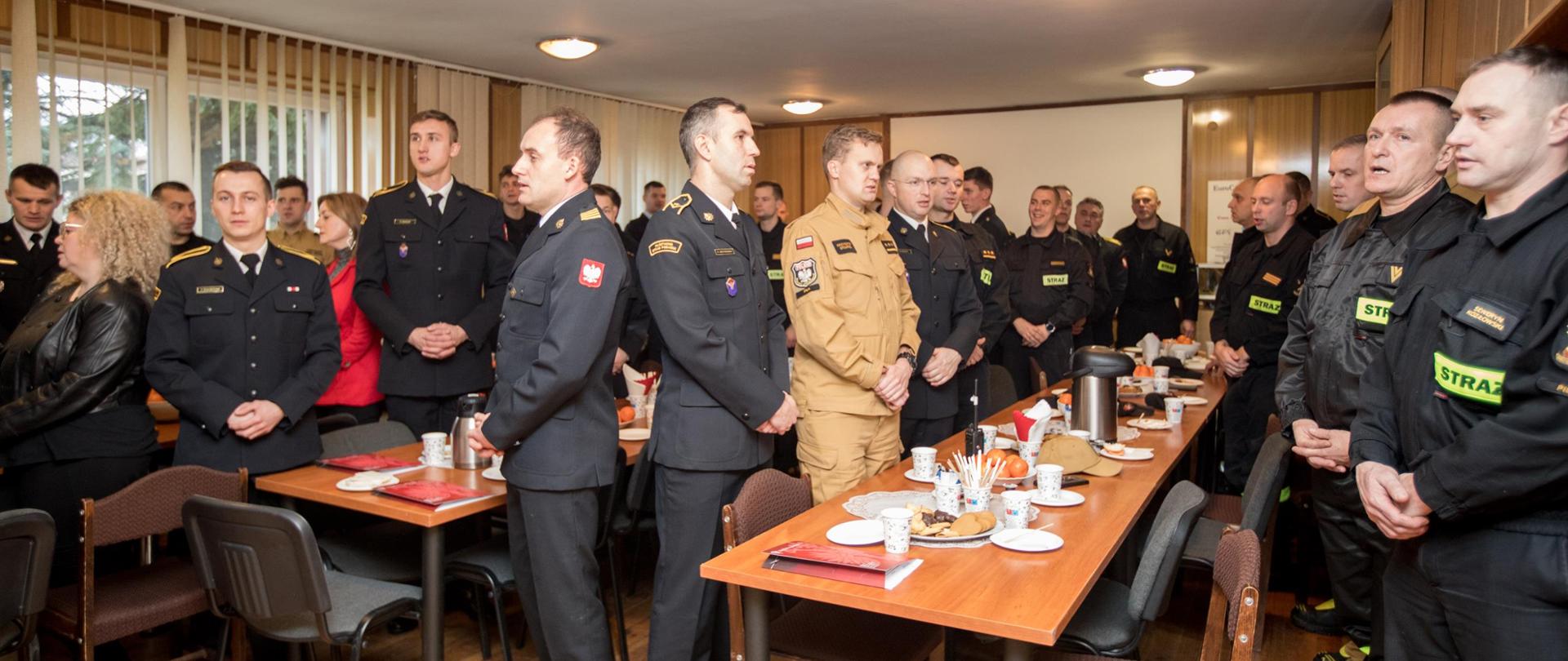 Na zdjęciu widnieją strażacy w trakcie uroczystej wigilii