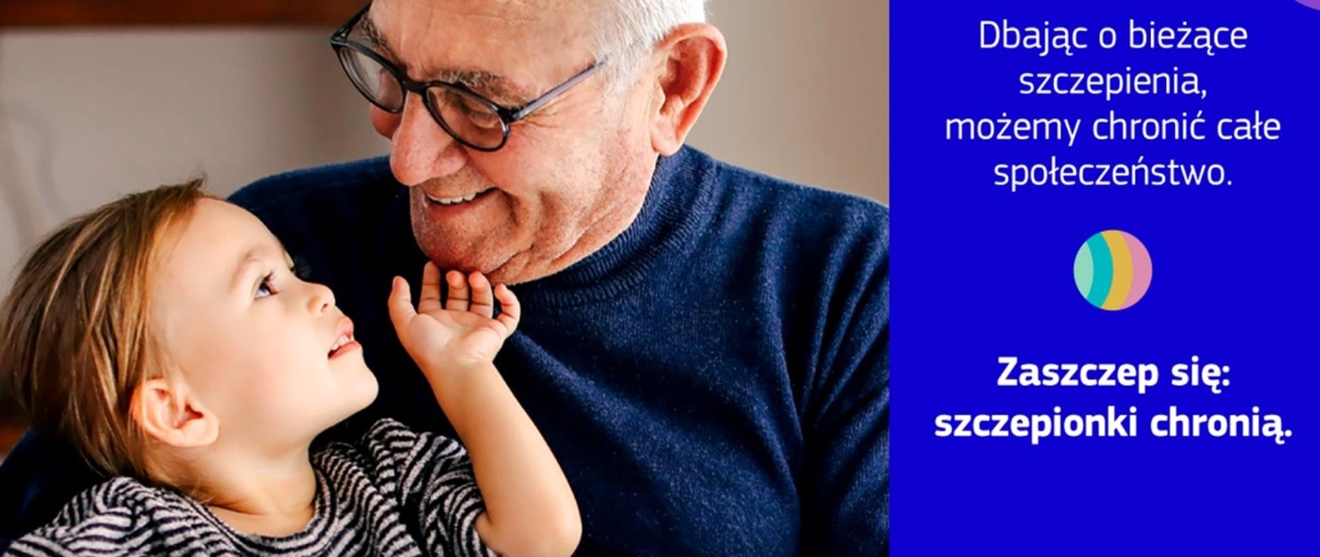 Obraz przedstawia siedzącego dziadka obejmującego dwuletnią wnuczkę. Uśmiechają się i patrzą sobie w oczy. Napis głosi: Dbając o bieżące szczepienia, możemy chronić całe społeczeństwo. Zaszczep się. szczepionki chronią.