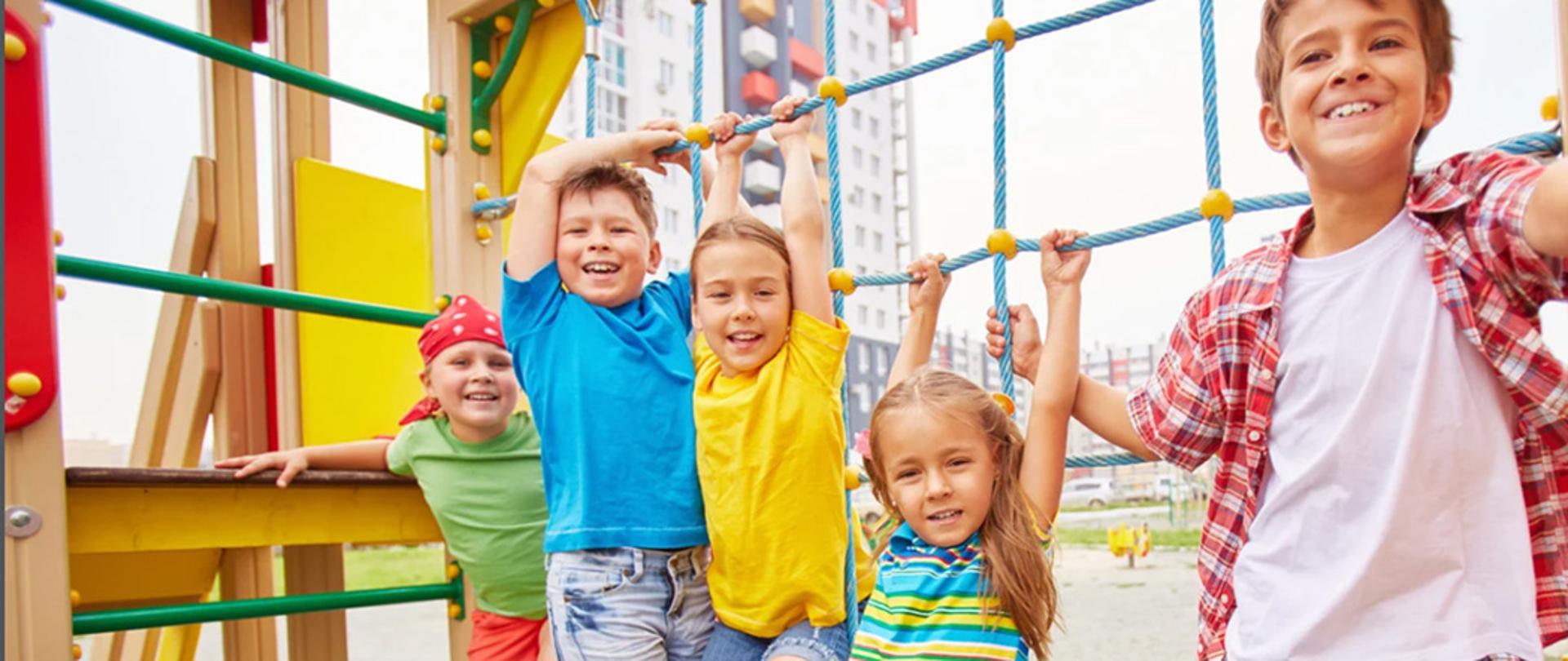 Zdjęcie dzieci, które bawią się na placu zabaw na ściance wspinaczkowej.