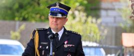 15 maja 2025 roku w Mońkach odbyły Powiatowe Obchody Dnia Strażaka - st. bryg. Grzegorz Lisowski przemawia przy mównicy