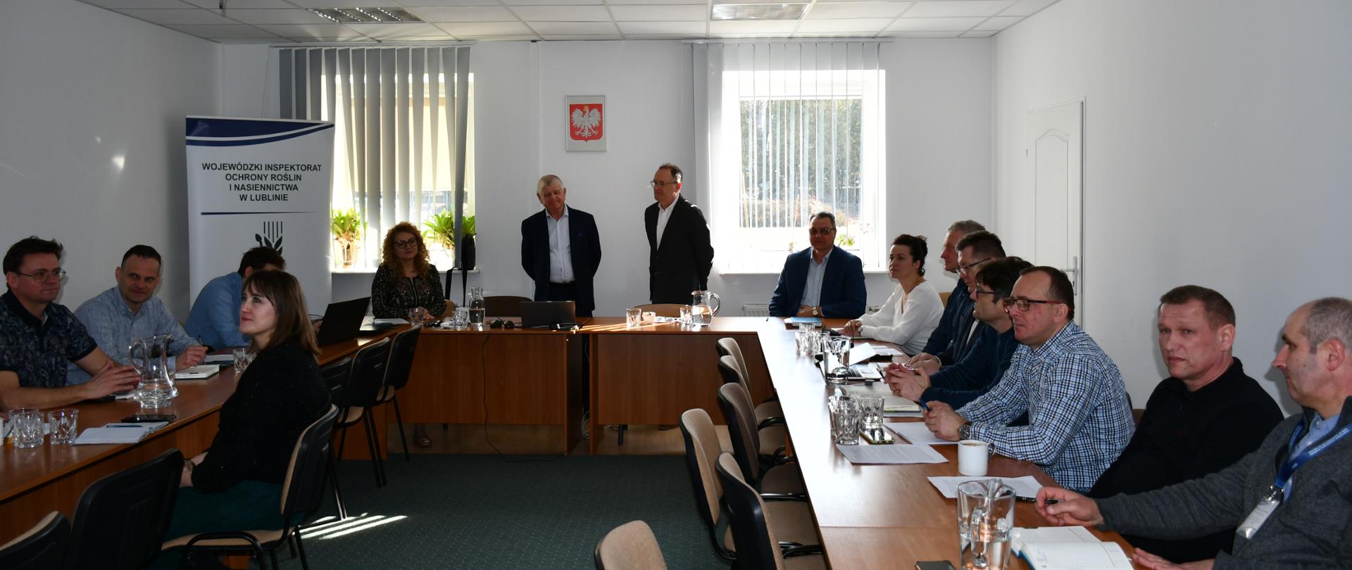 Na sali konferencyjnej przy stołach siedzą pracownicy Inspektoratu uczestniczący w szkoleniu o fumigacji.