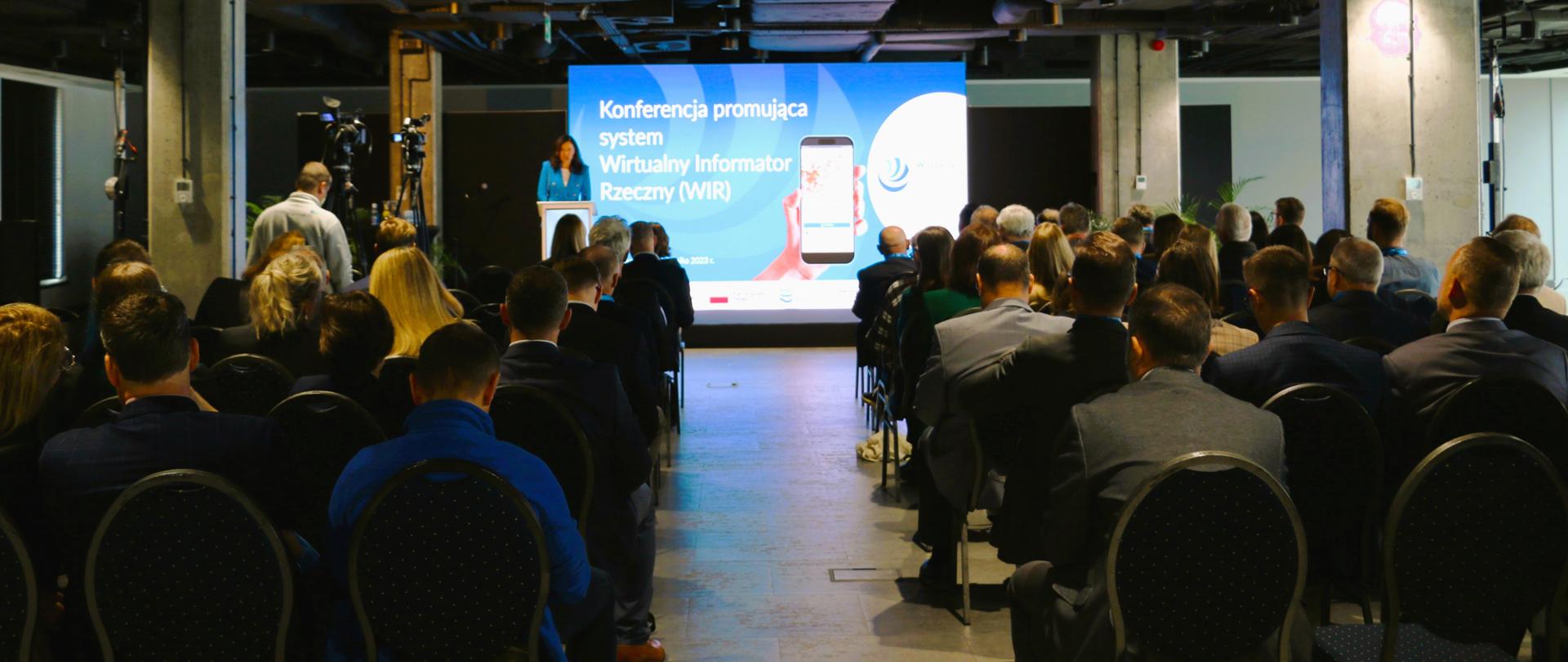 siedzą kolesie tyłem