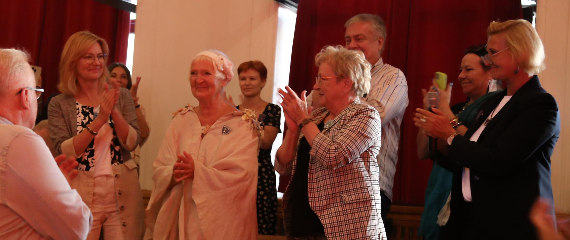 Zjazd absolwentów szkoły, zdjęcie z wydarzenia, goście w auli