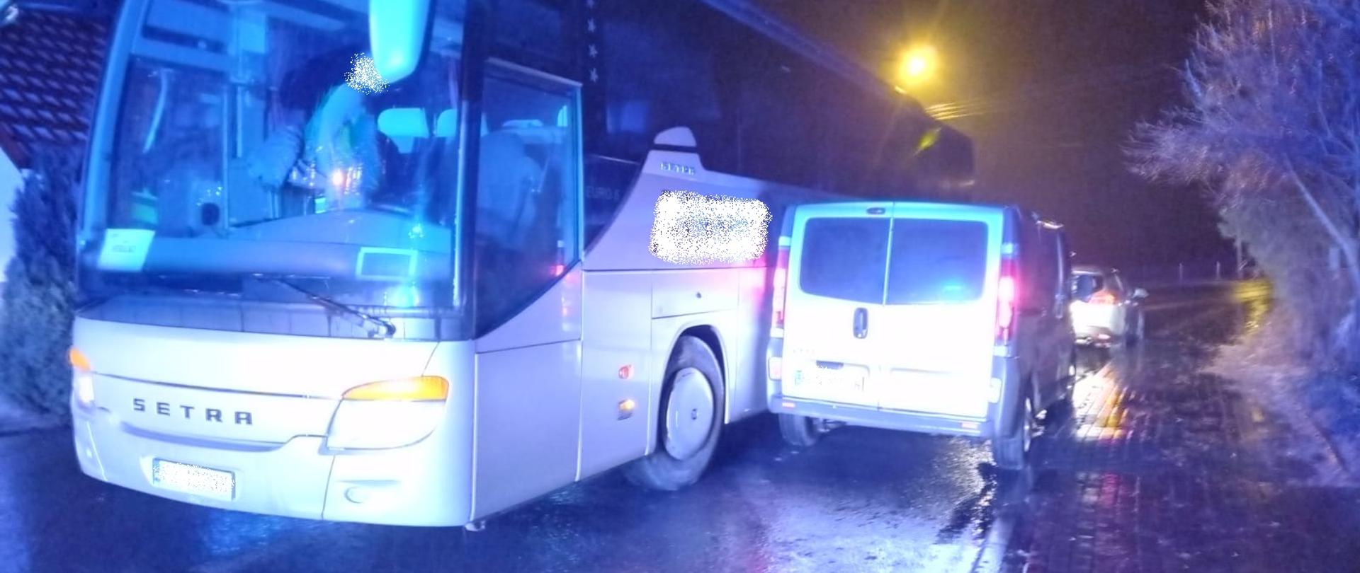 Samochód dostawczy po kolizji z autobusem