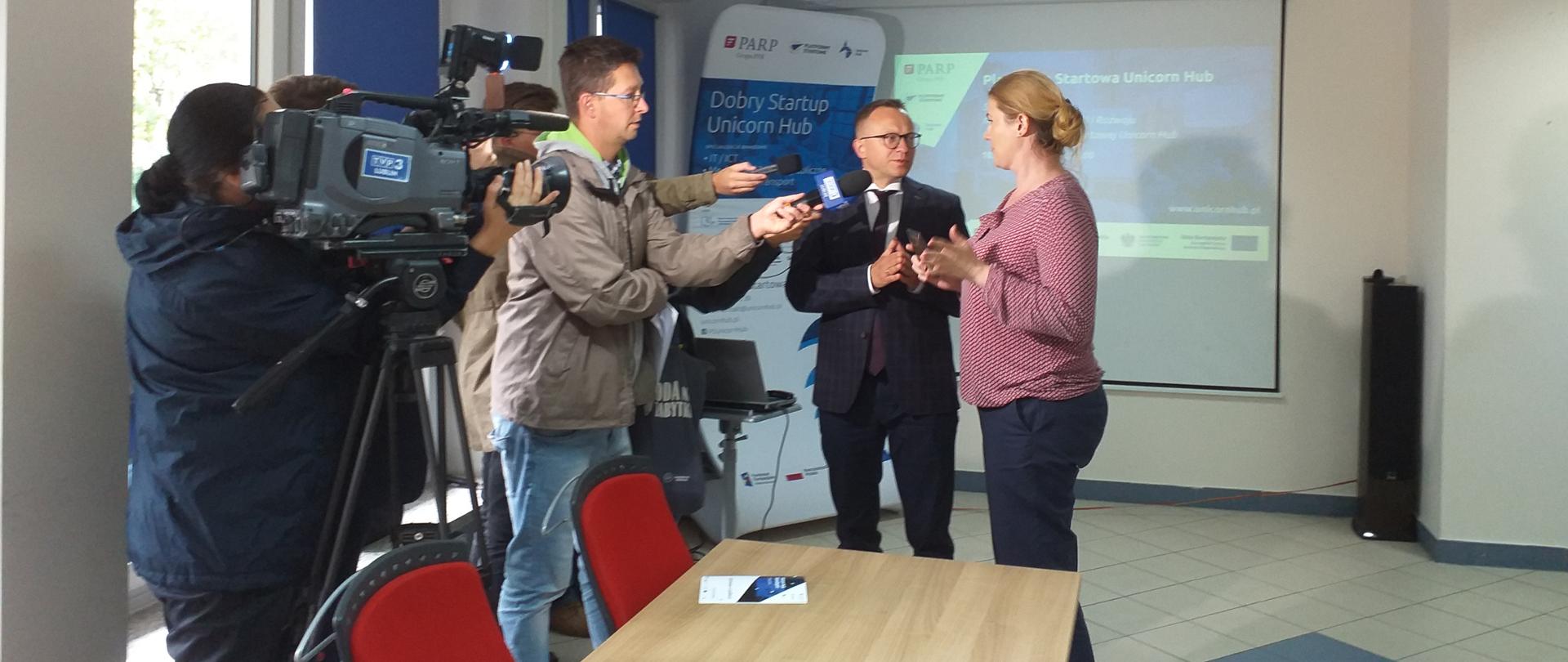 kamera zwrócona w stronę wiceministra Artura Sobonia, który mówi do mikrofonu