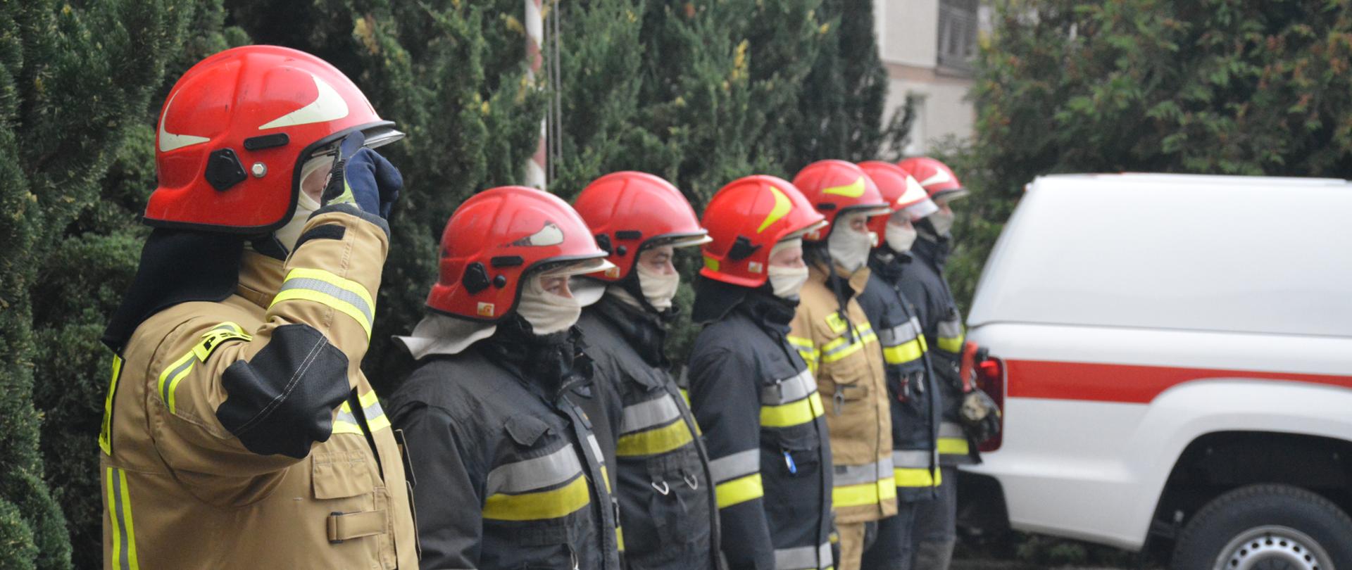 Funkcjonariusze KP PSP w Kępnie podczas uroczystego apelu z okazji Narodowego Święta Niepodległości.