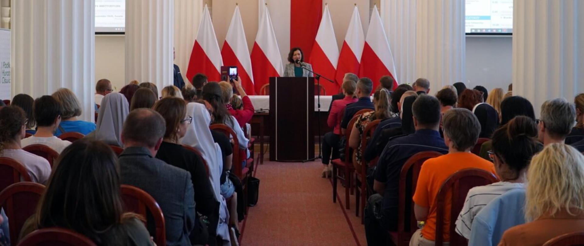 Wojewoda podkarpacki Ewa Leniart przemawia podczas konferencji w sali kolumnowej