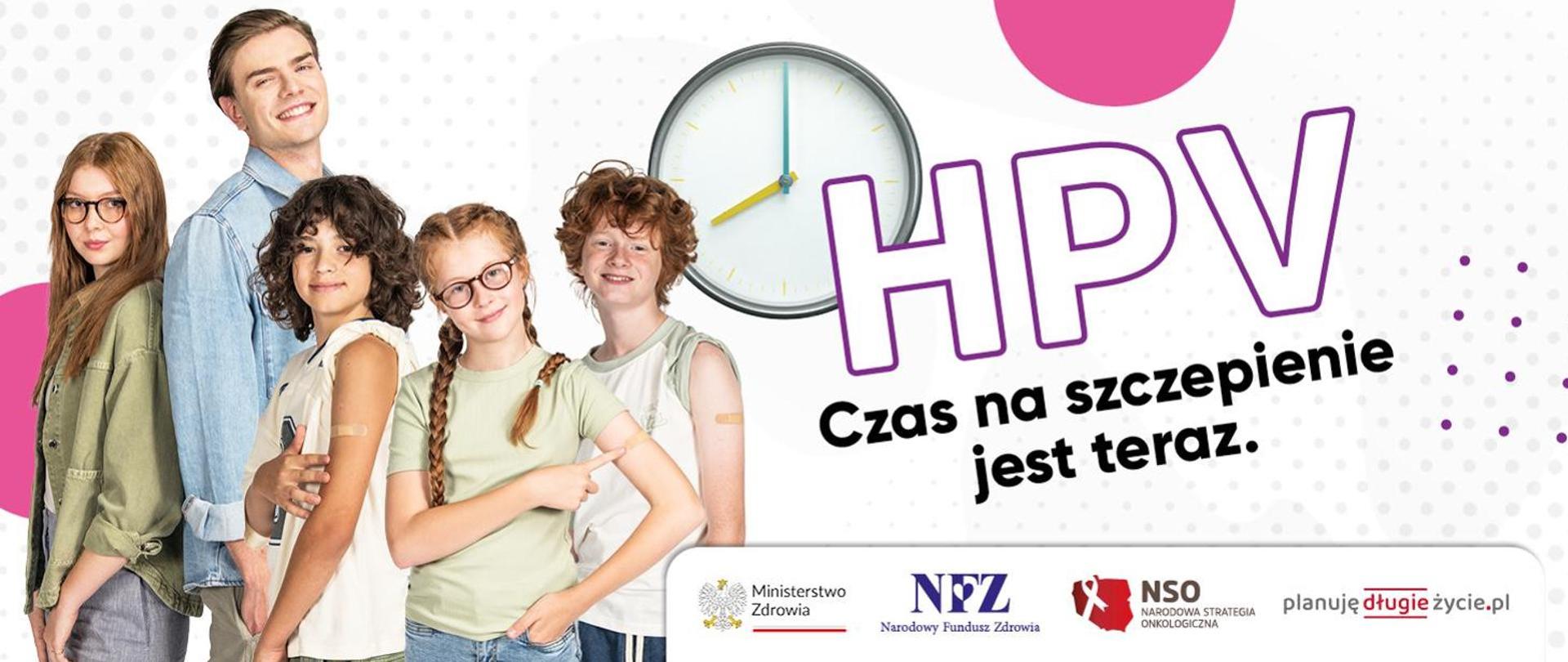 Baner kampanii społecznej przeciw HPV. Po lewej stronie uśmiecha się grupa pięciu nastolatków – dziewcząt i chłopców, z których dwoje pokazuje plastry na ramionach po szczepieniu. Po prawej stronie widnieje duży zegar ścienny oraz fioletowy napis „HPV. Czas na szczepienie jest teraz.”. Na dole znajdują się logotypy Ministerstwa Zdrowia, NFZ, Narodowej Strategii Onkologicznej oraz adres strony planuje-dlugie-zycie.pl.