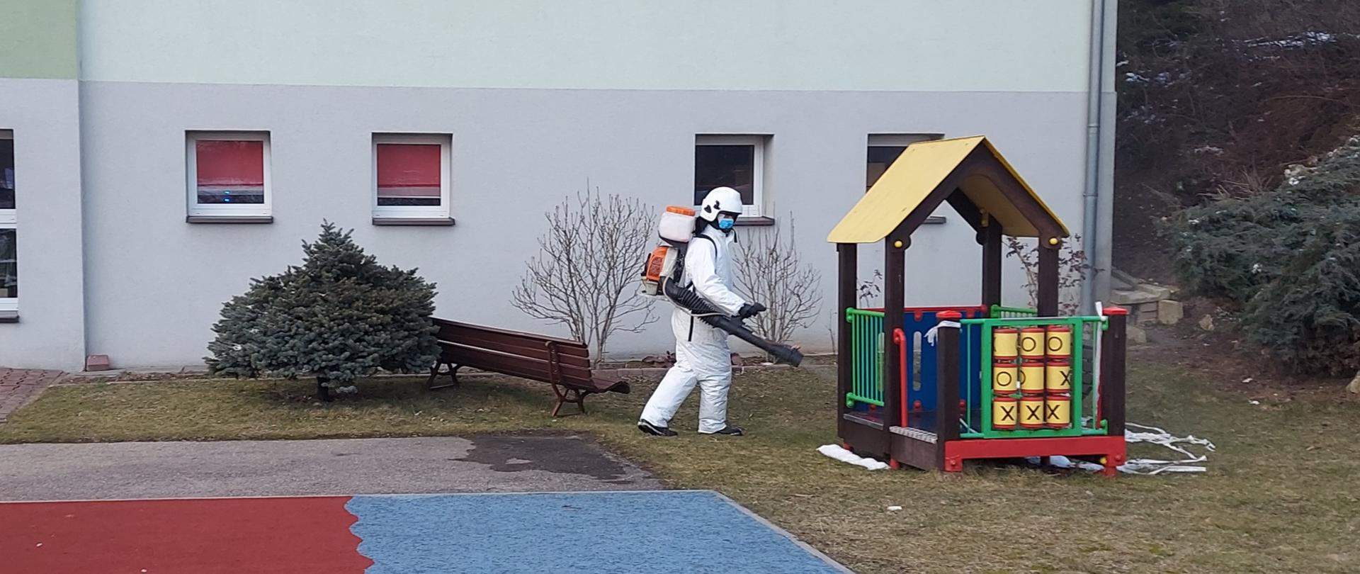 Dezynfekcja urządzeń na terenie szkoły