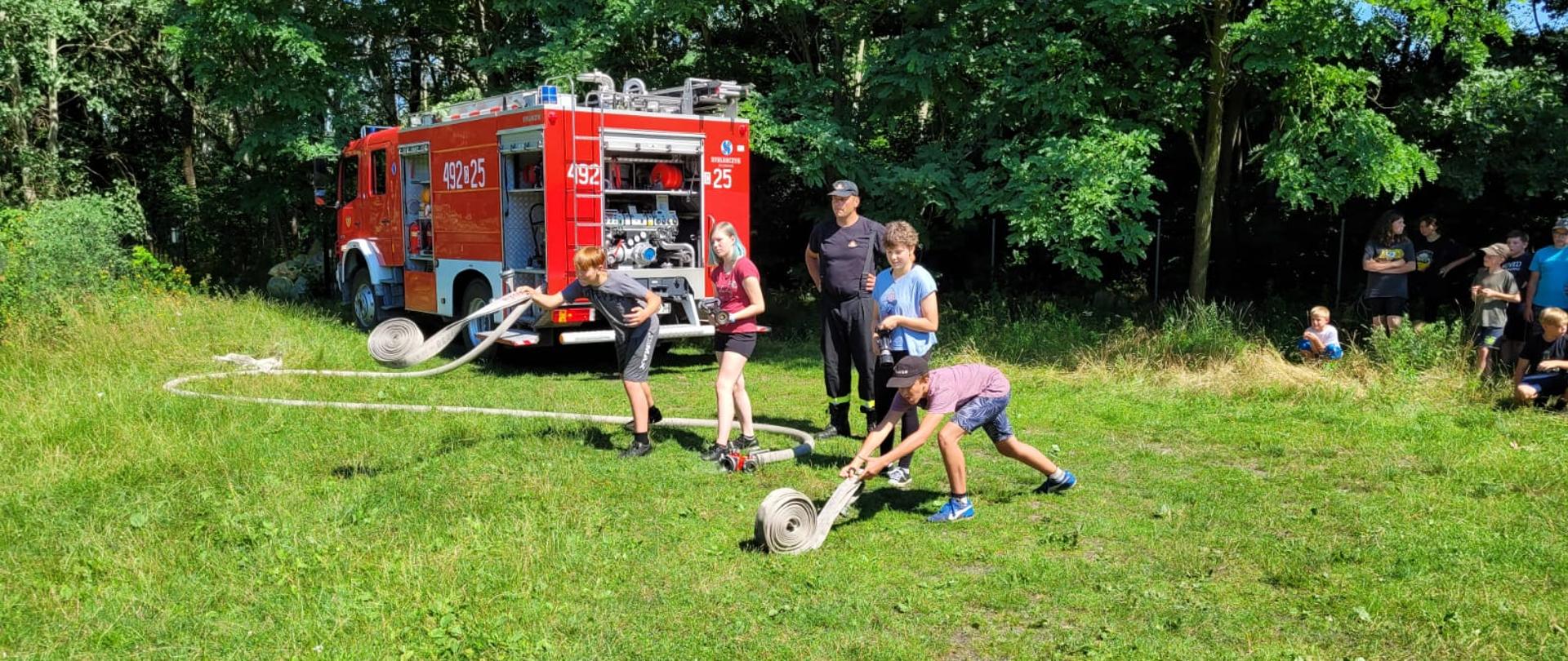 Na zdjęciu strażacy podczas kontroli i pogadanek edukacyjnych z uczestnikami obozowisk harcerskich