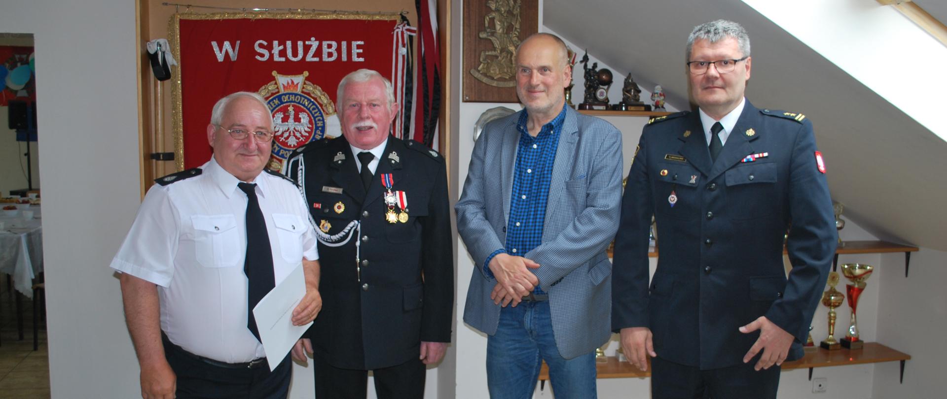 Na zdjęciu stojący przedstawiciele PSP, OSP oraz gminy Gryfino