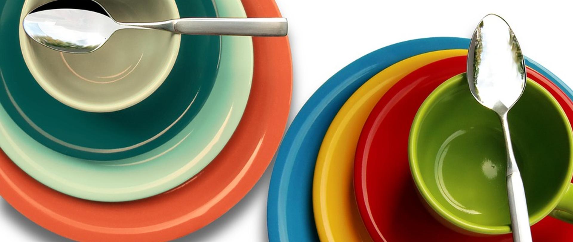 kolorowe naczynia oraz łyżeczka