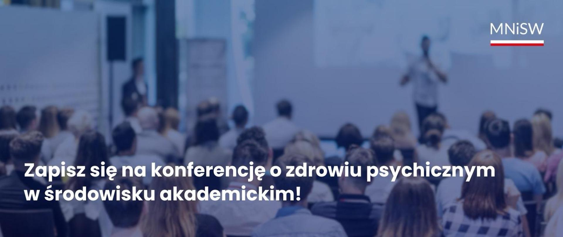 Grafika - na niebieskim tle sylwetki ludzi w dużej sali, poniżej napis Zapisz się na konferencję o zdrowiu psychicznym w środowisku akademickim.