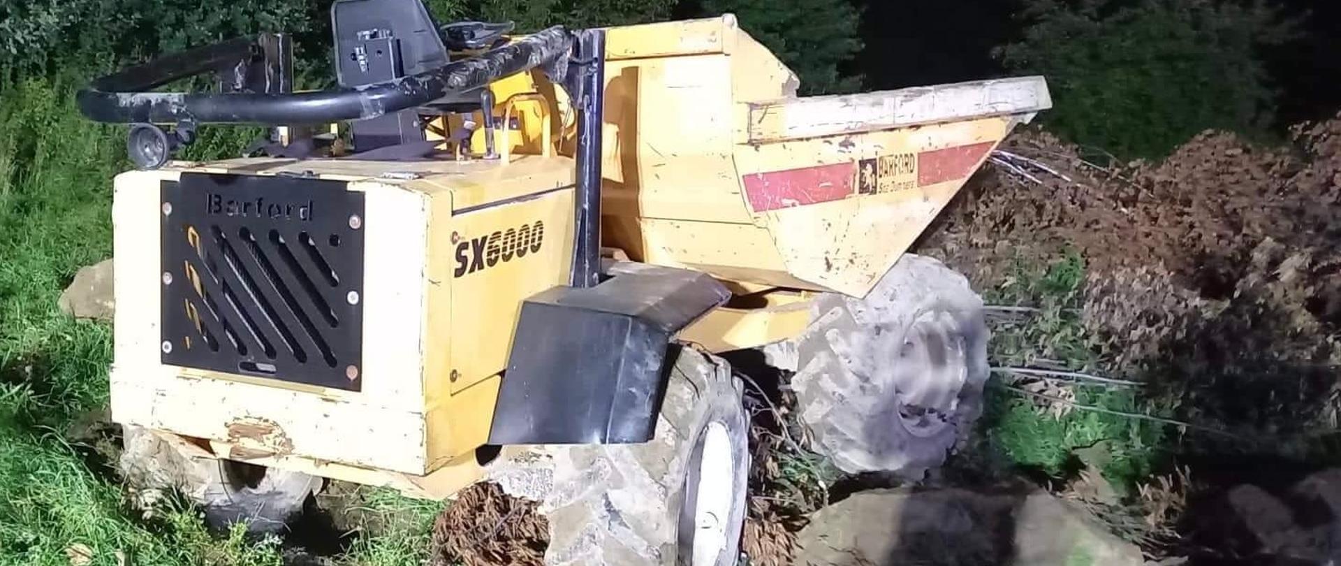 Maszyna budowlana stojąca na kołach.