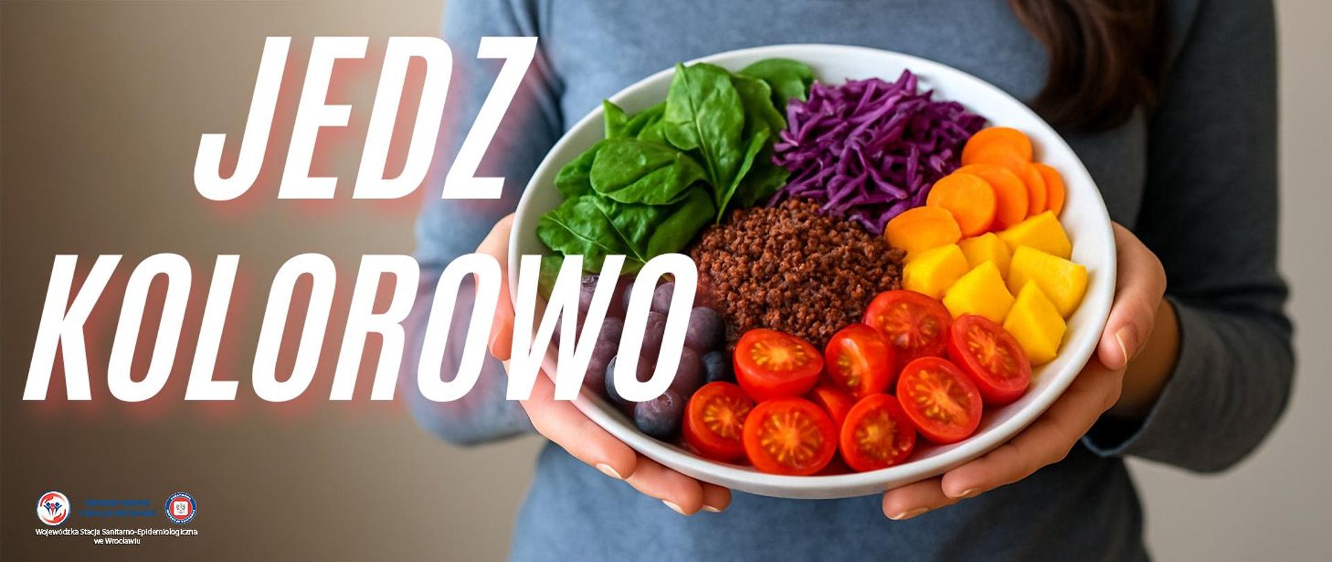 Zdjęcie lifestyle: widoczne ręce trzymające talerz wypełniony intensywnymi kolorami.