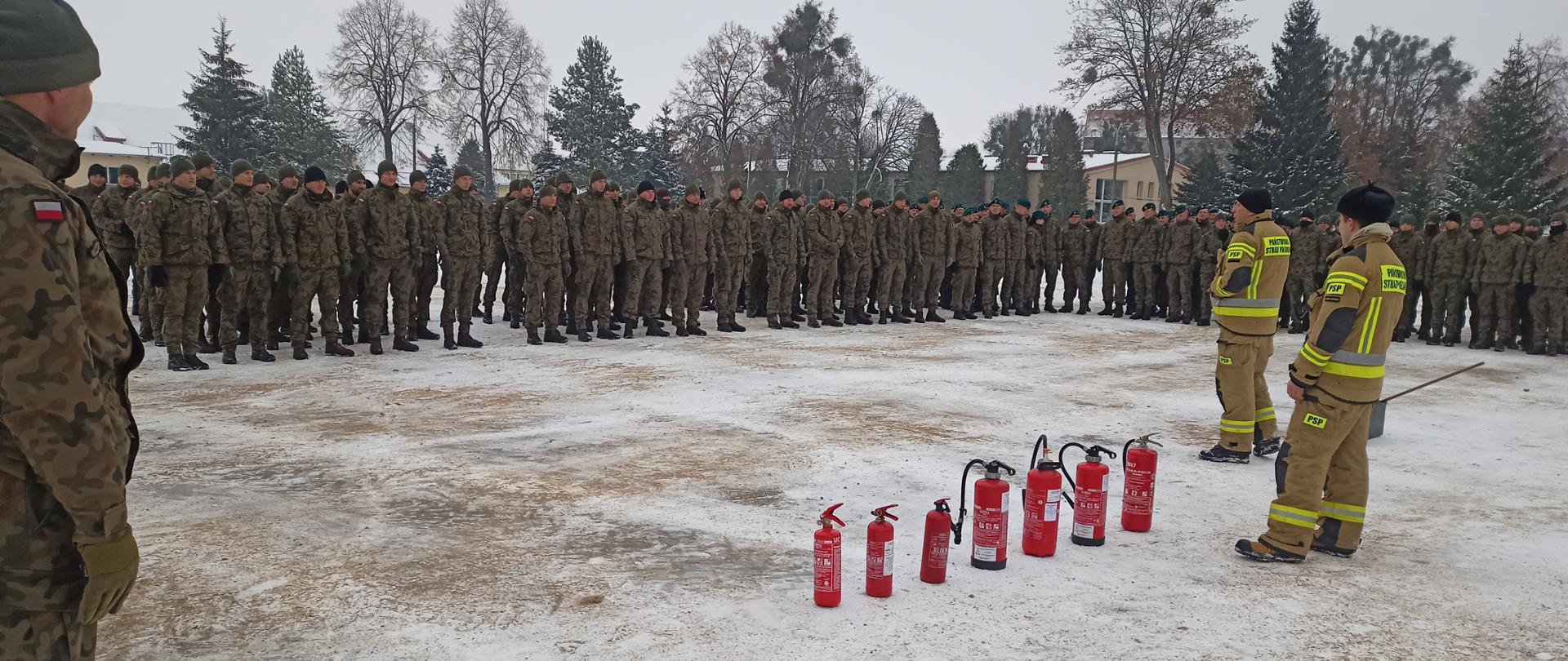 Zdjęcie przedstawia strażaków PSP podczas instruktarzu dla formacji mundurowej