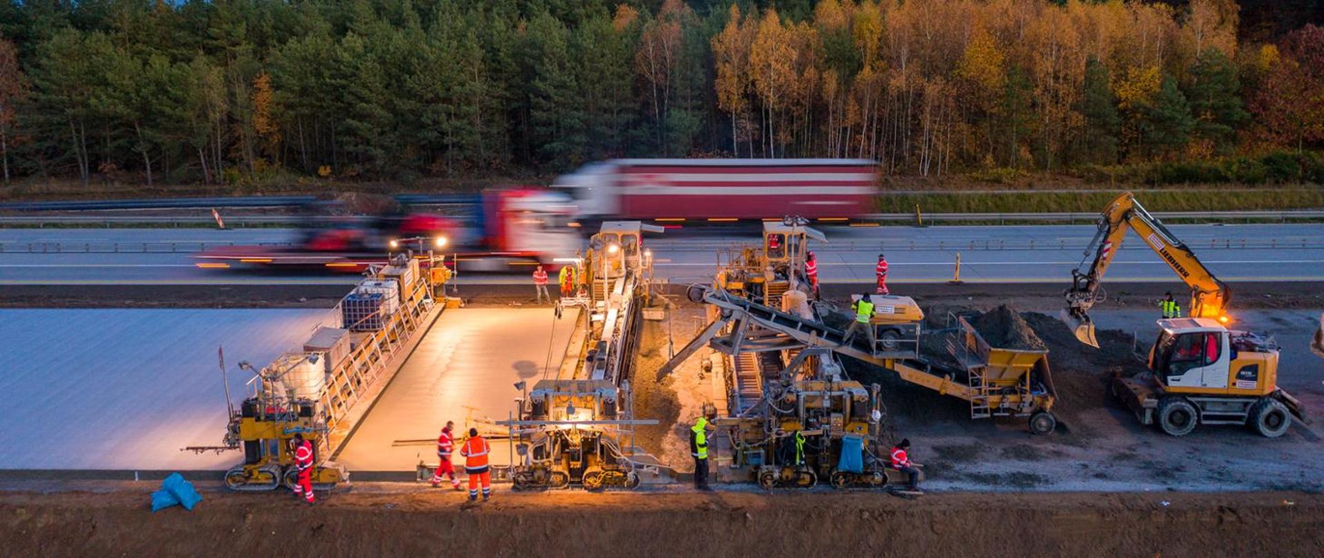 Układanie nawierzchni betonowej na odcinku A1 Kamieńsk - Radomsko