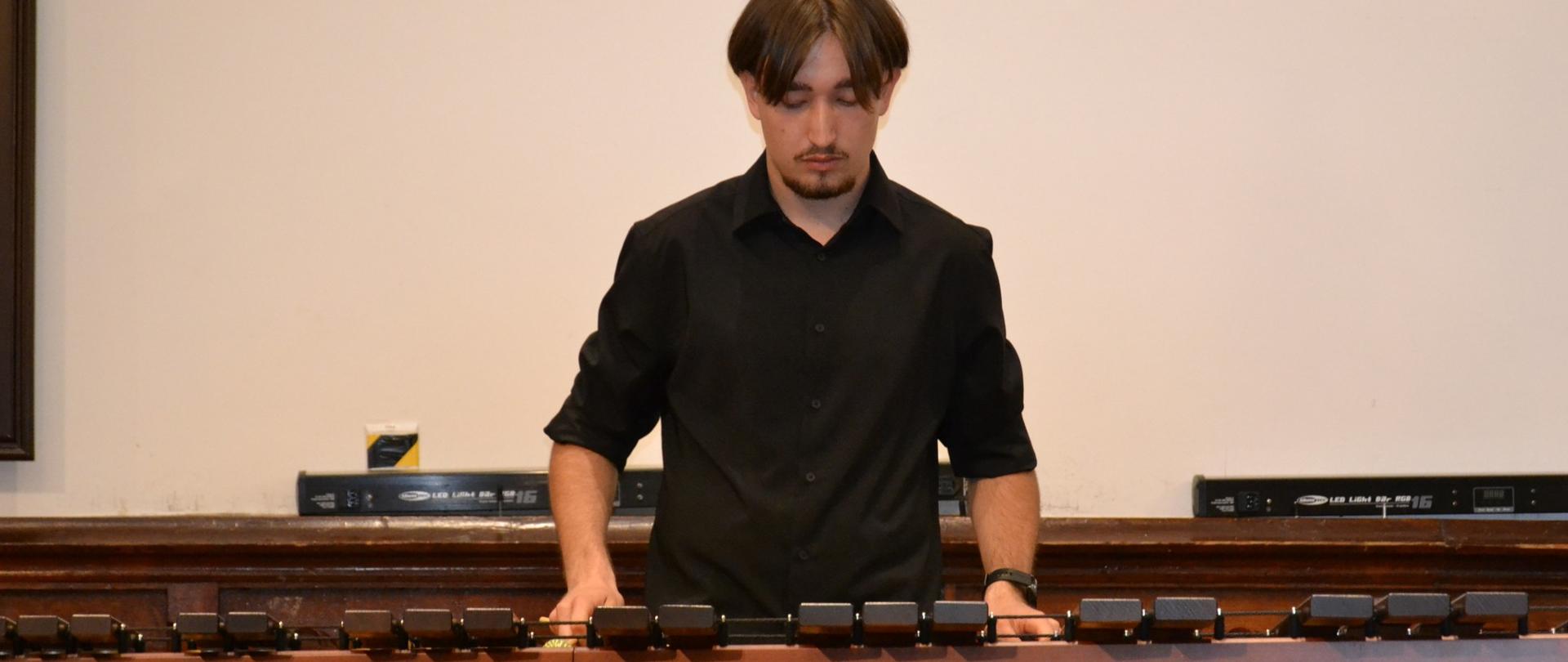 Mateusz kulpa podczas recitalu w sali królewskiej psa mielec