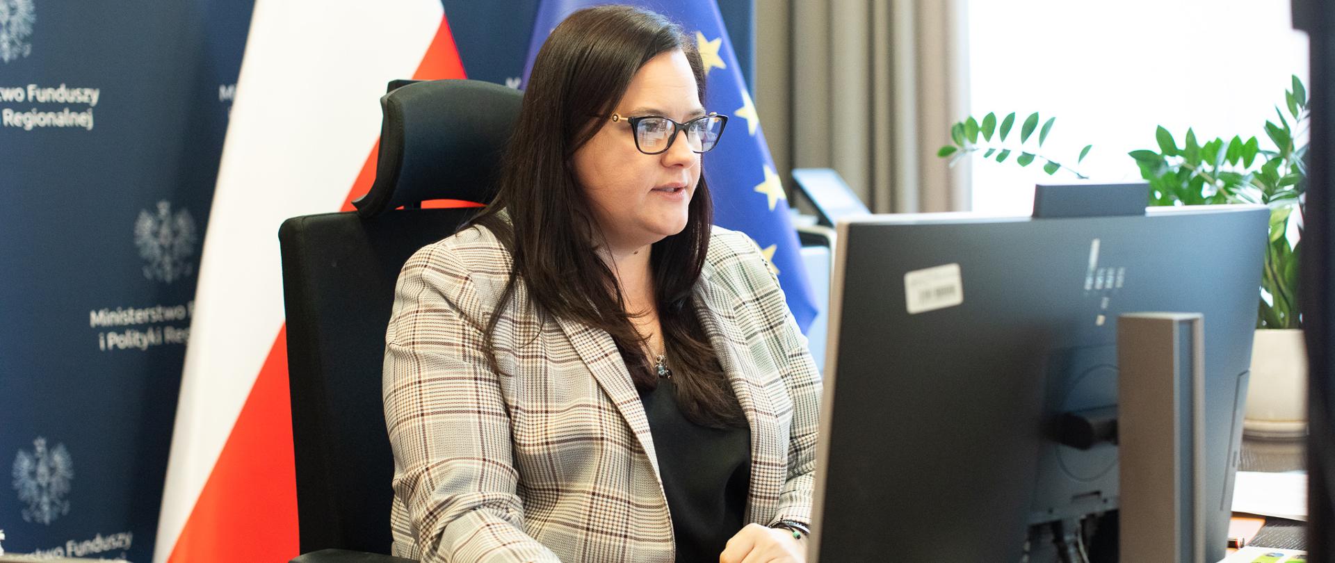 Wiceminister Małgorzata Jarosińskiej-Jedynak w gabinecie przy biurku z komputerem