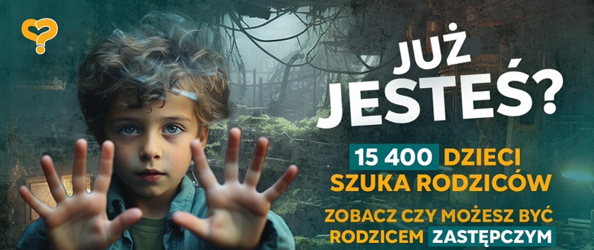 chłopiec z wyciągniętymi w stronę widza rękami na tle ruin z widocznym w oddali dinozaurem, obok tytuł kampanii i informacja o poszukiwaniu rodziców zastępczych