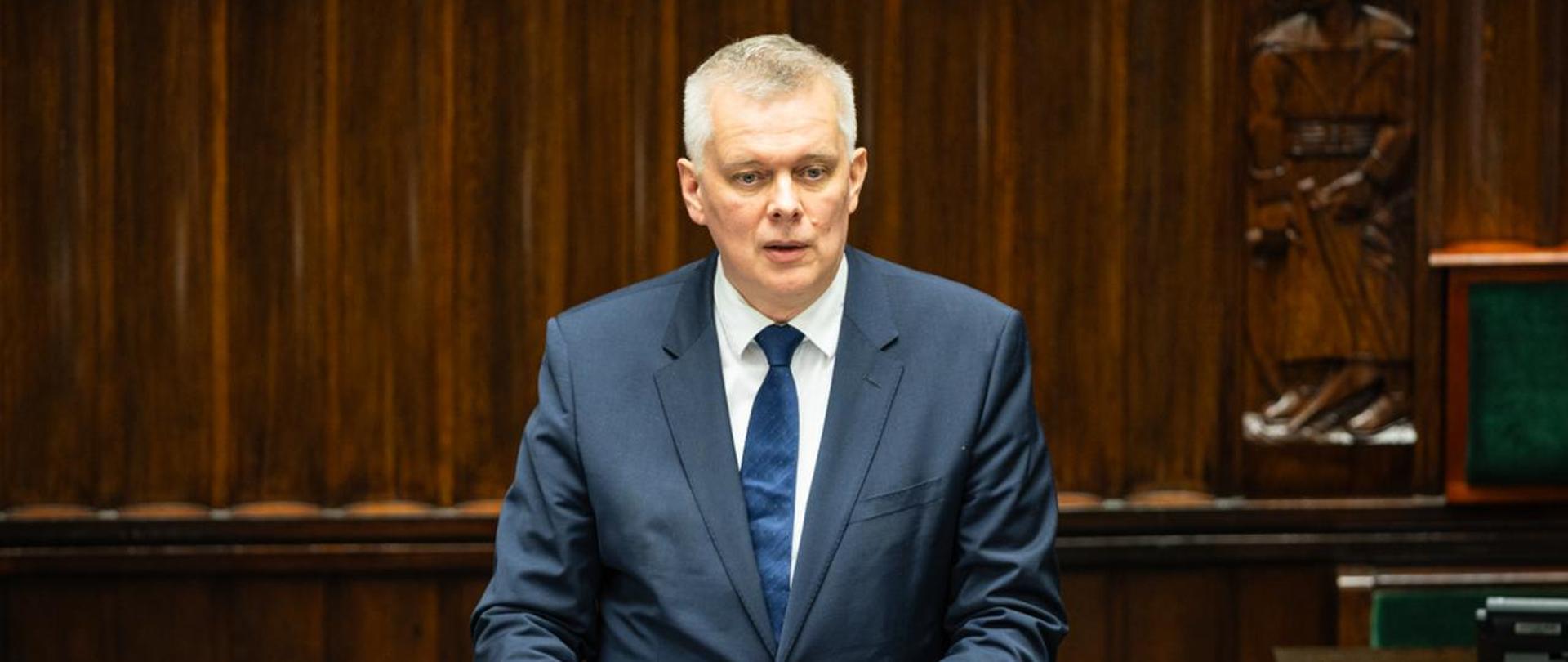 Minister Tomasz Siemoniak przemawia przed mównicą sejmową. 