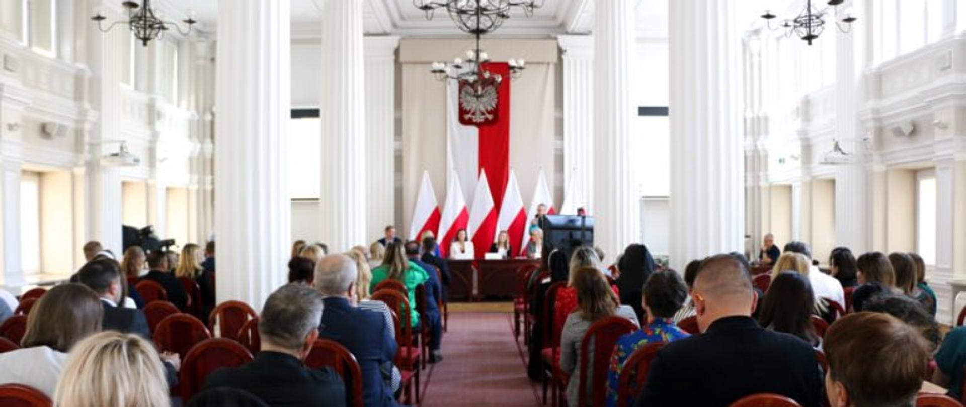 Uczestnicy konferencji Deinstytucjonalizacja usług społecznych – konferencja regionalna we wnętrzu sali kolumnowej