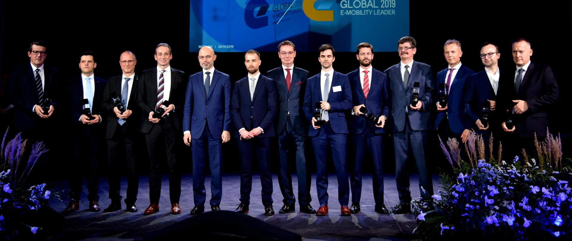 wspólne zdjęcie Ministra Klimatu Michała Kurtyki z laureatami nagrody Global e-Mobility Leader