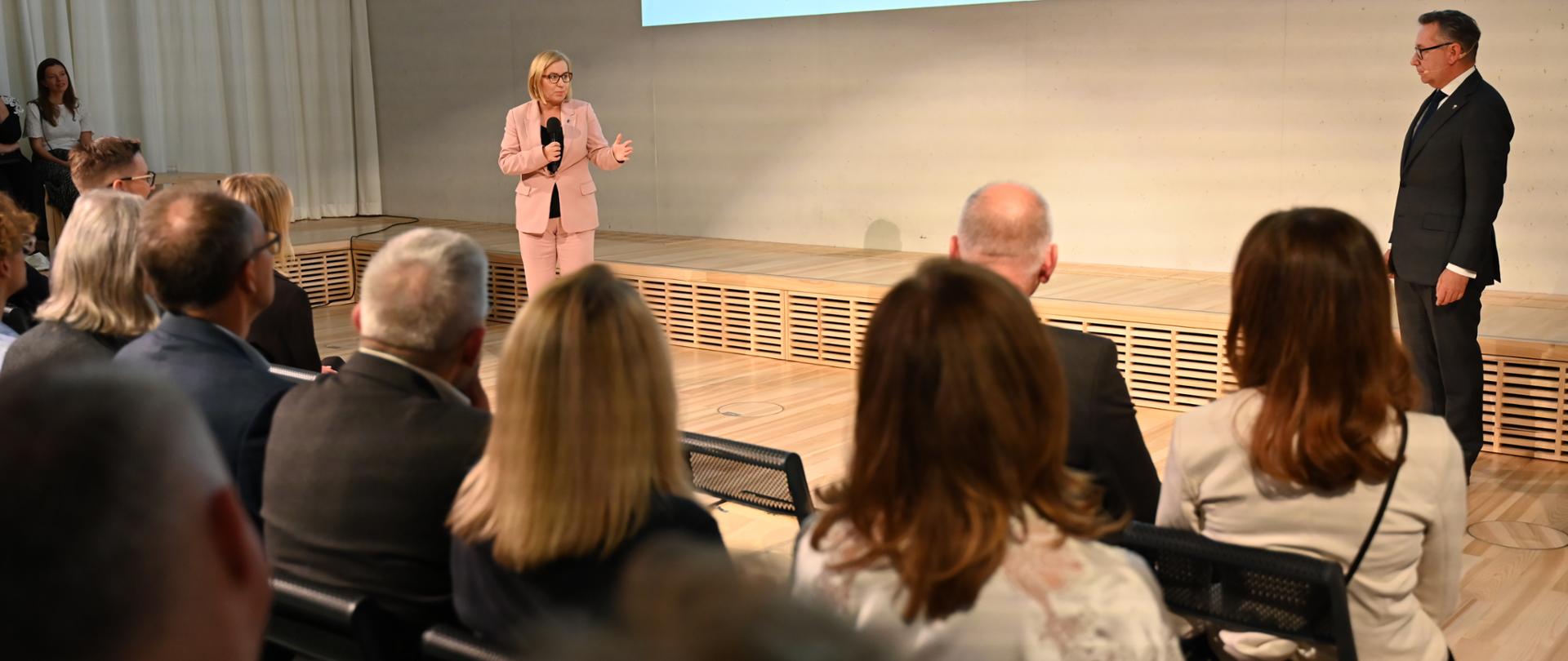 Uroczystość 25-lecia istnienia Fundacji WWF Polska. Na gali przemawia ministra klimatu i środowiska Paulina Hennig-Kloska. Towarzyszy jej prezes Fundacji Mirosław Proppe.