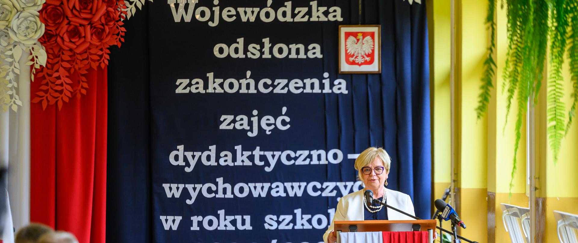 Zdjęcie przedstawia wojewodę podkarpackiego Teresę Kubas-Hul podczas wojewódzkiej uroczystości zakończenia roku szkolnego 