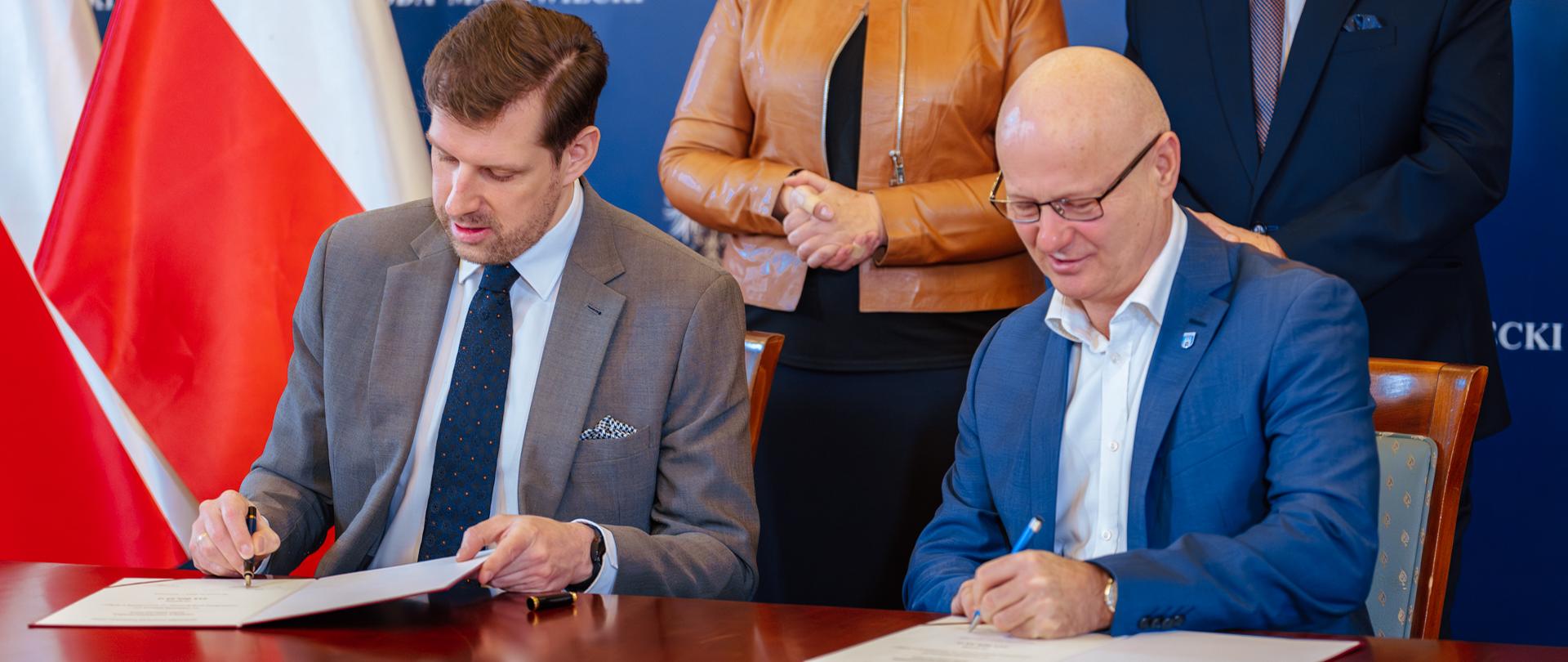 Podpisanie umów z samorządami - ponad 49 mln zł na poprawę bezpieczeństwa niechronionych uczestników ruchu w ramach RFRD 