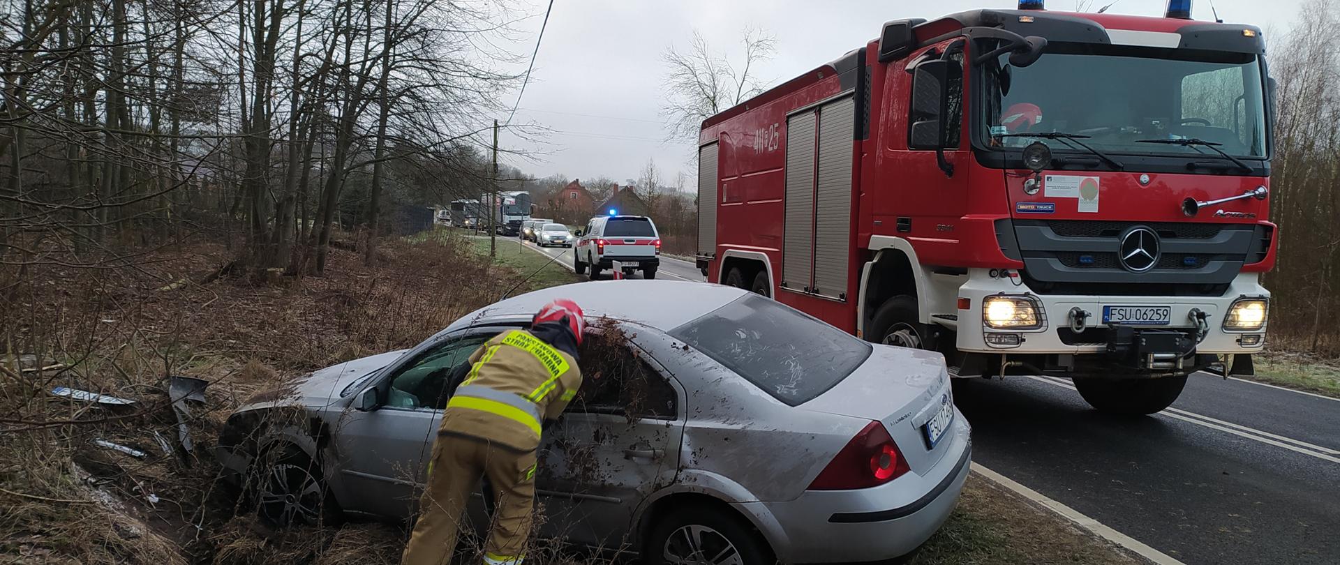 Na zdjęciu widać samochód osobowy w rowie