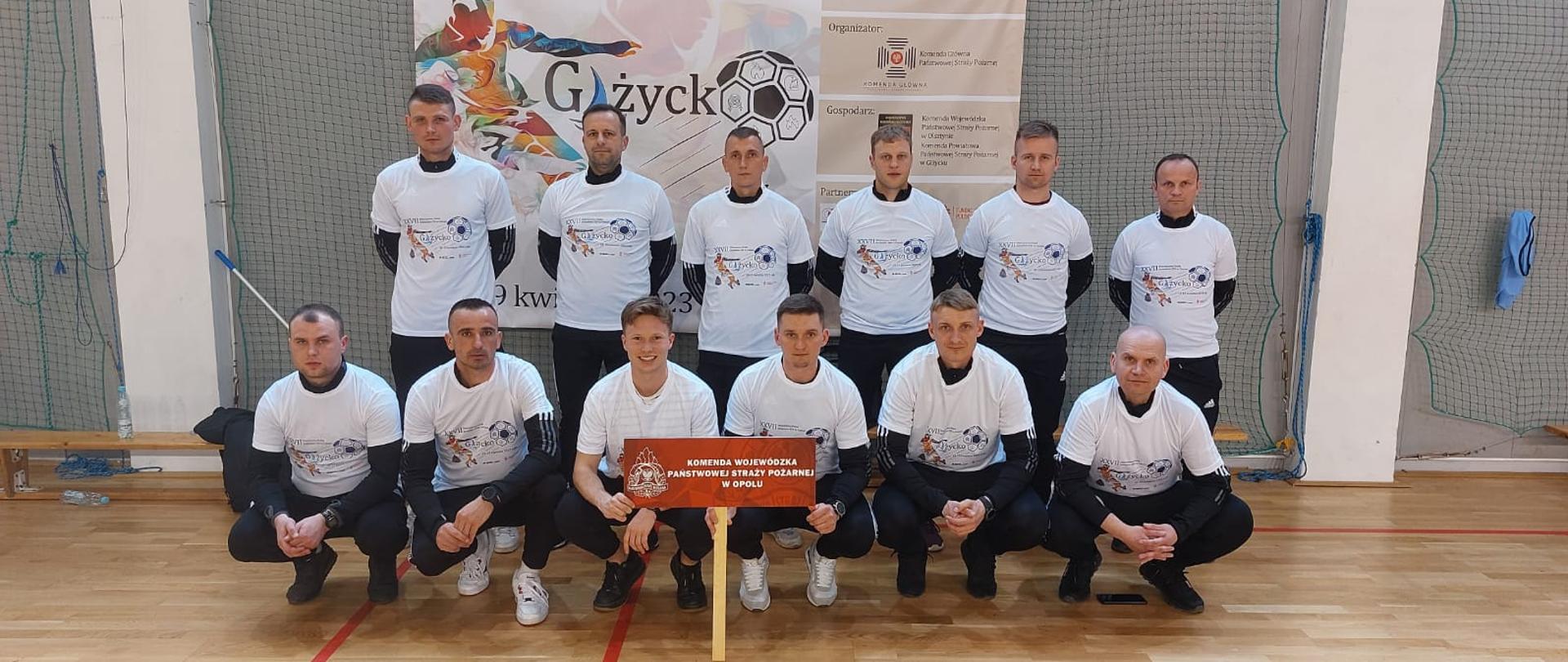 Zdjęcie grupowe reprezentacji PSP województwa opolskiego na XXXVII Mistrzostwach Polski Strażaków w Futsalu, które były rozgrywane w dniach 17-19 kwietnia 2023 roku w COS Giżycko