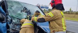Strażacy prowadzą działania przy uszkodzonym busie.