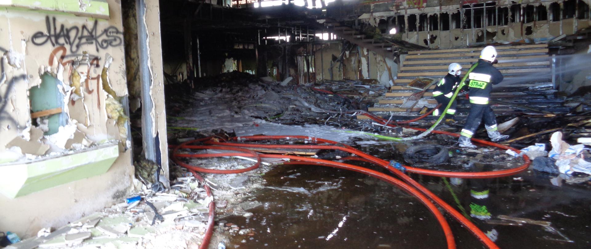 Pożar pustostanu w m. Nowe Bielice. Strażacy dogaszają pogorzelisko.