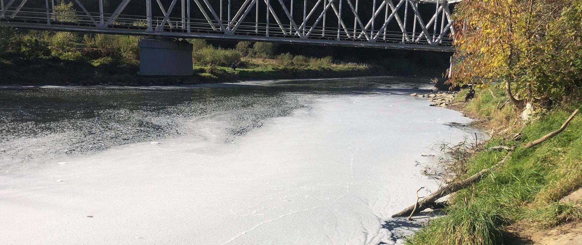 Biała plama na rzece przed mostem klejowym