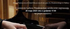 Plakat z wydarzeniem - Popis klasowy uczniów p. Lubow Penderckiej, który odbędzie się 26 maja 2025r. o godz. 17:00 w auli ZPSM w Dębicy, tłem plakatu są dłonie grające na fortepianie, napisy są w kolorze białym 