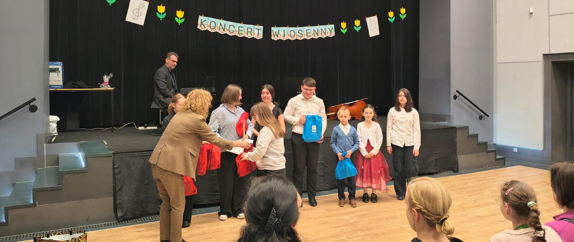 Zdjęcie przedstawiające wykonawców "Koncertu wiosennego" dedykowanego społeczności Powiatowego Zespołu Szkół i Placówek Specjalnych w Bolesławcu, który odbył się 19 marca 2026 roku w Centrum Integracji Kulturalnej "Orzeł" w Bolesławcu.