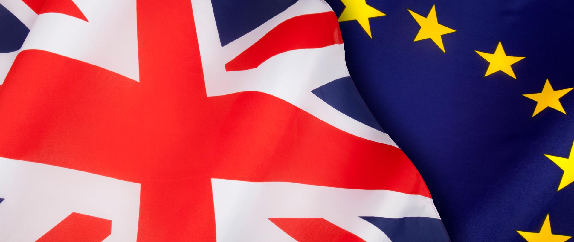 Flagi Wielkiej Brytanii (po lewej) i Unii Europejskiej (po prawej).