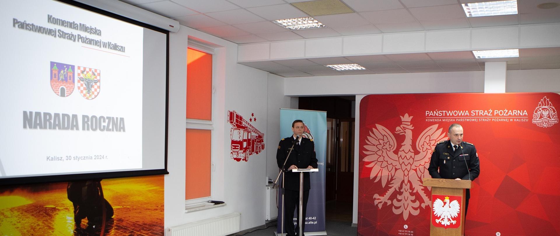 Komendant przemawia przy mównicy na tle banera PSP.