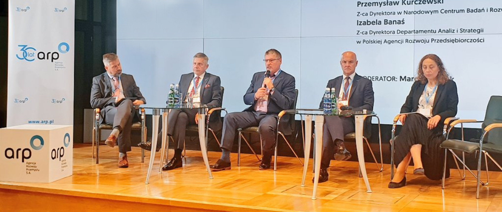Uczestnicy debaty podczas Miesiąca Liderów Przemysłu. Od lewej: moderator panelu Marcin Pawlak, Wojciech Miedziński (ARP Leasing sp. z o.o.), Przemysław Kurczewski (NCBR), prof. Konrad Torzonkowski (ARP S.A.) oraz Izabela Banaś (PARP).