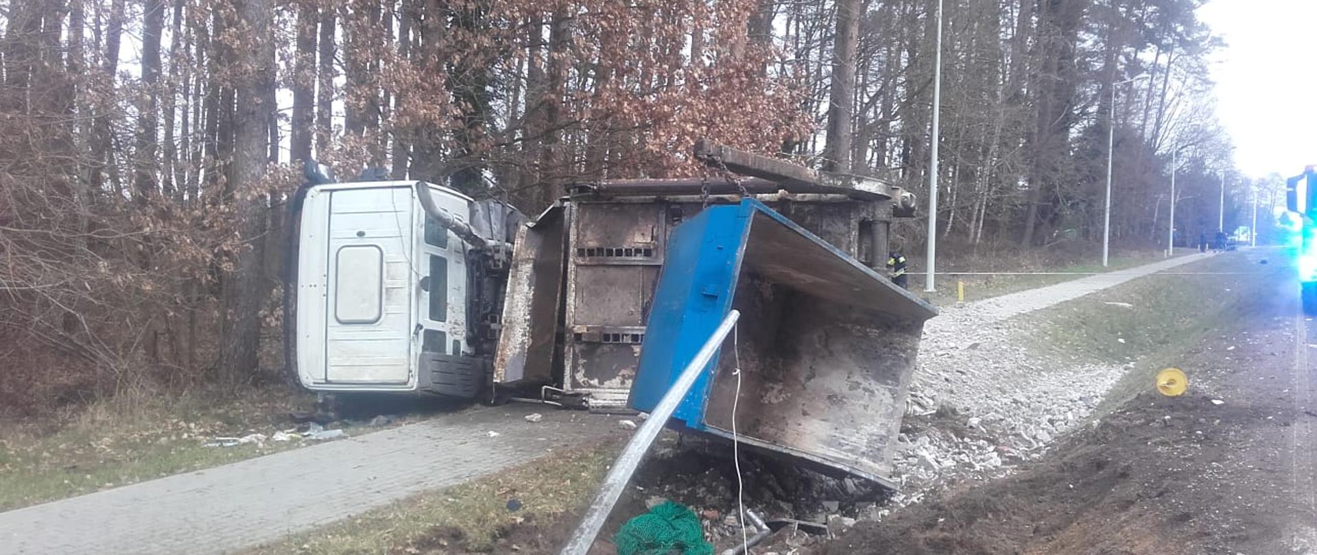 przewrócona ciężarówka w rowie