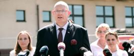 Na zdjęciu minister Katarzyna Pełczyńska-Nałęcz podczas briefingu w Zwonowicach w towarzystwie innych uczestników spotkania