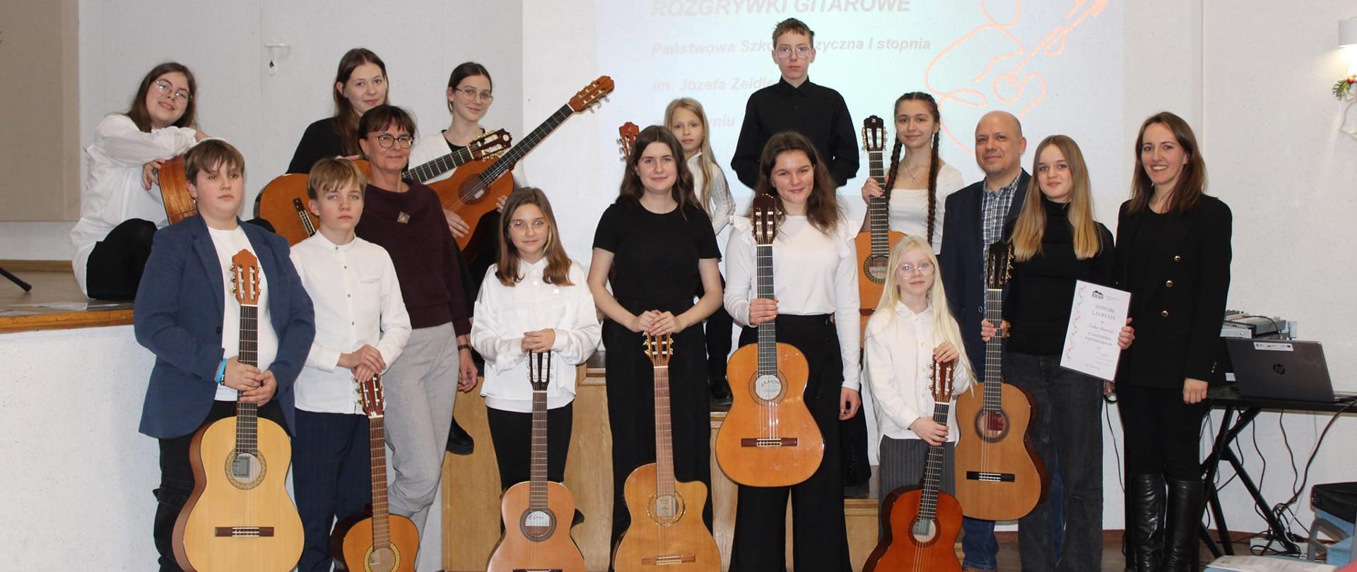 Uczniowie klas gitary po konkursie gitarowym. 