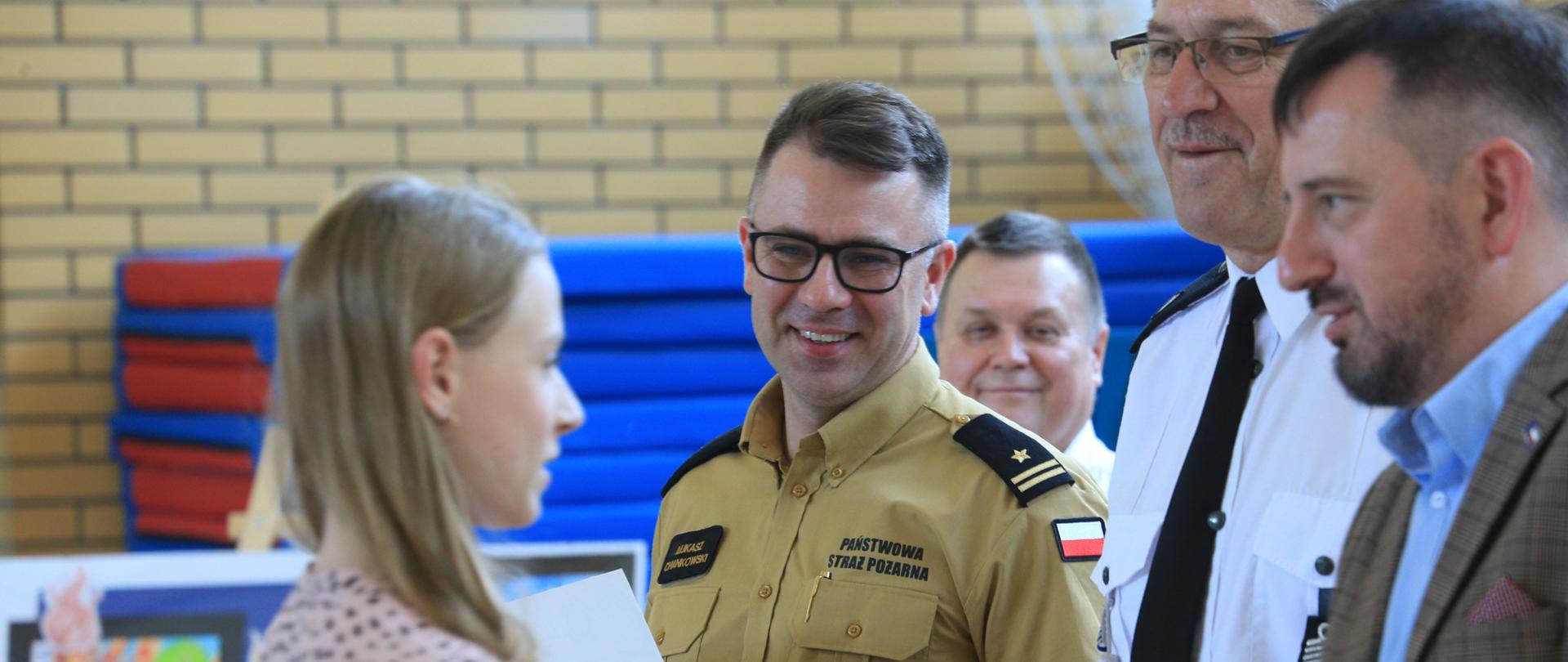 Eliminacje wojewódzkie 46 Ogólnopolskiego Turnieju Wiedzy Pożarniczej pt. „Młodzież Zapobiega Pożarom” n- wręczenie nagrody uczestniczce turnieju przez organizatorów