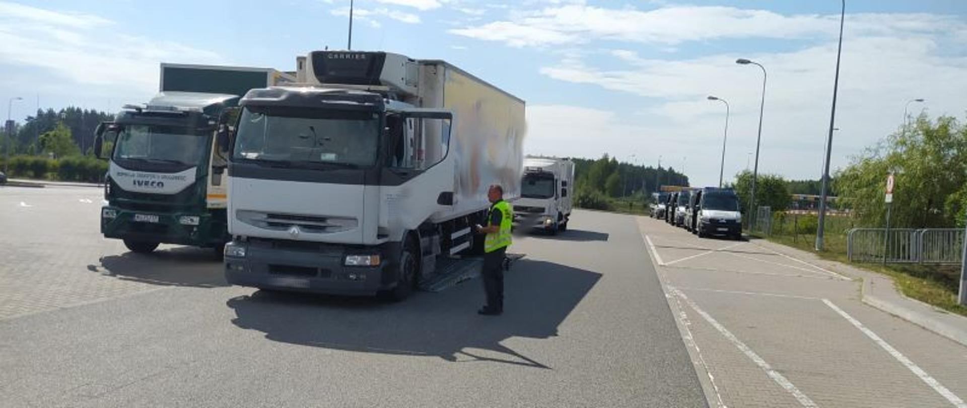 Inspektor podczas kontroli stanu technicznego ciężarówki na Mobilnej Linii Diagnostycznej