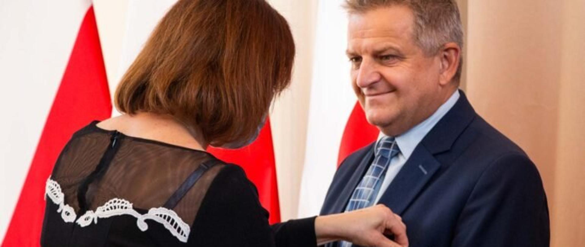 Wojewoda podkarpacki Ewa Leniart wręcza odznaczenie z okazji Dnia Edukacji Narodowej