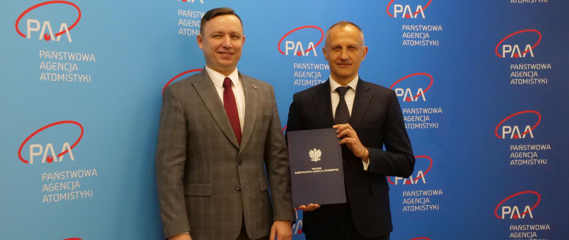 Prezes PAA Andrzej Głowacki (po lewej) wręczył decyzję o autoryzacji prezesowi polskiego oddziału firmy IDOM Marcinowi Wardzie (po prawej)