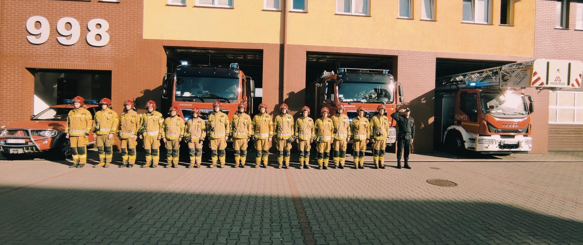 Strażacy oddają hołd zmarłemu.